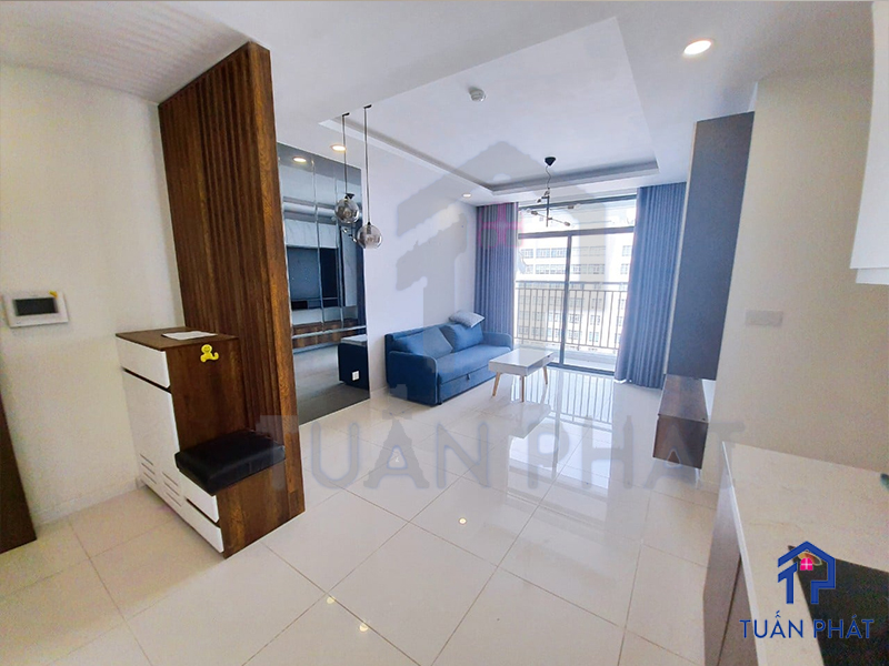 Thiết kế nội thất chung cư 73m2 Bình Dương 9 những cuốn sách và bình hoa trang trí, vừa mang lại tính thẩm mỹ cho căn phòng