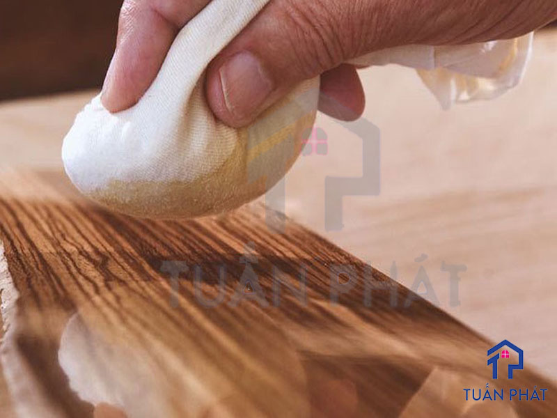 Sử dụng nước trà để làm sạch bụi bẩn ở trên đồ nội thất gỗ 