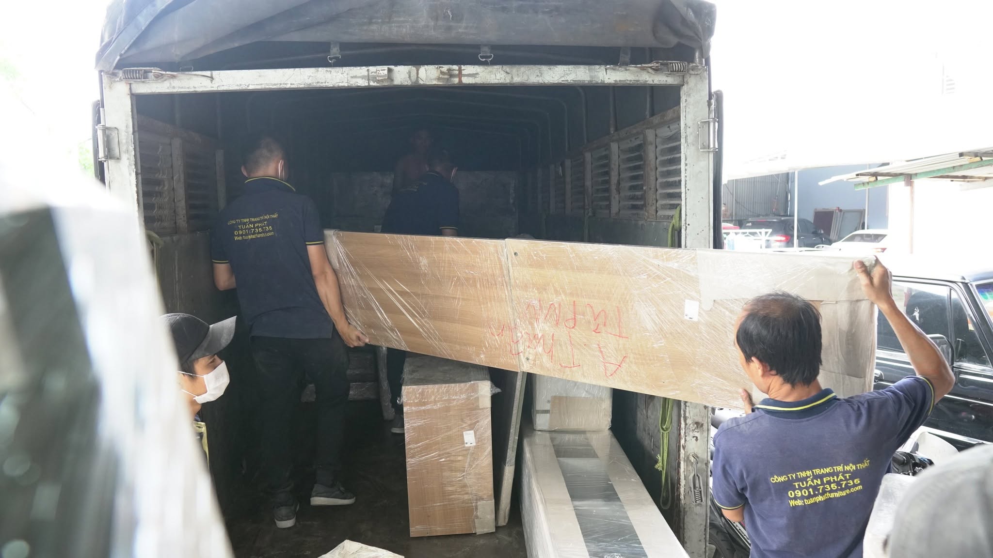 nhân công Tuấn Phát chuyển hàng lên xe tải