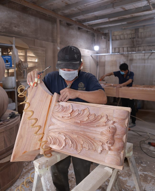 bên trong xưởng nội thất gỗ gõ đỏ