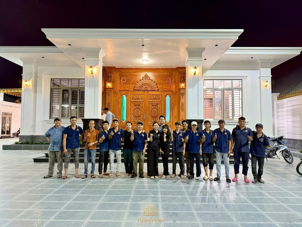 đội ngũ tuấn phát bàn giao công trình gỗ gỏ đỏ