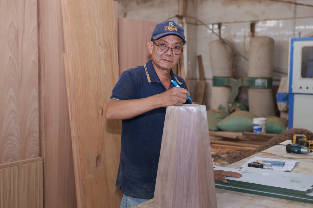 thợ sản xuất nội thất gỗ gõ đỏ